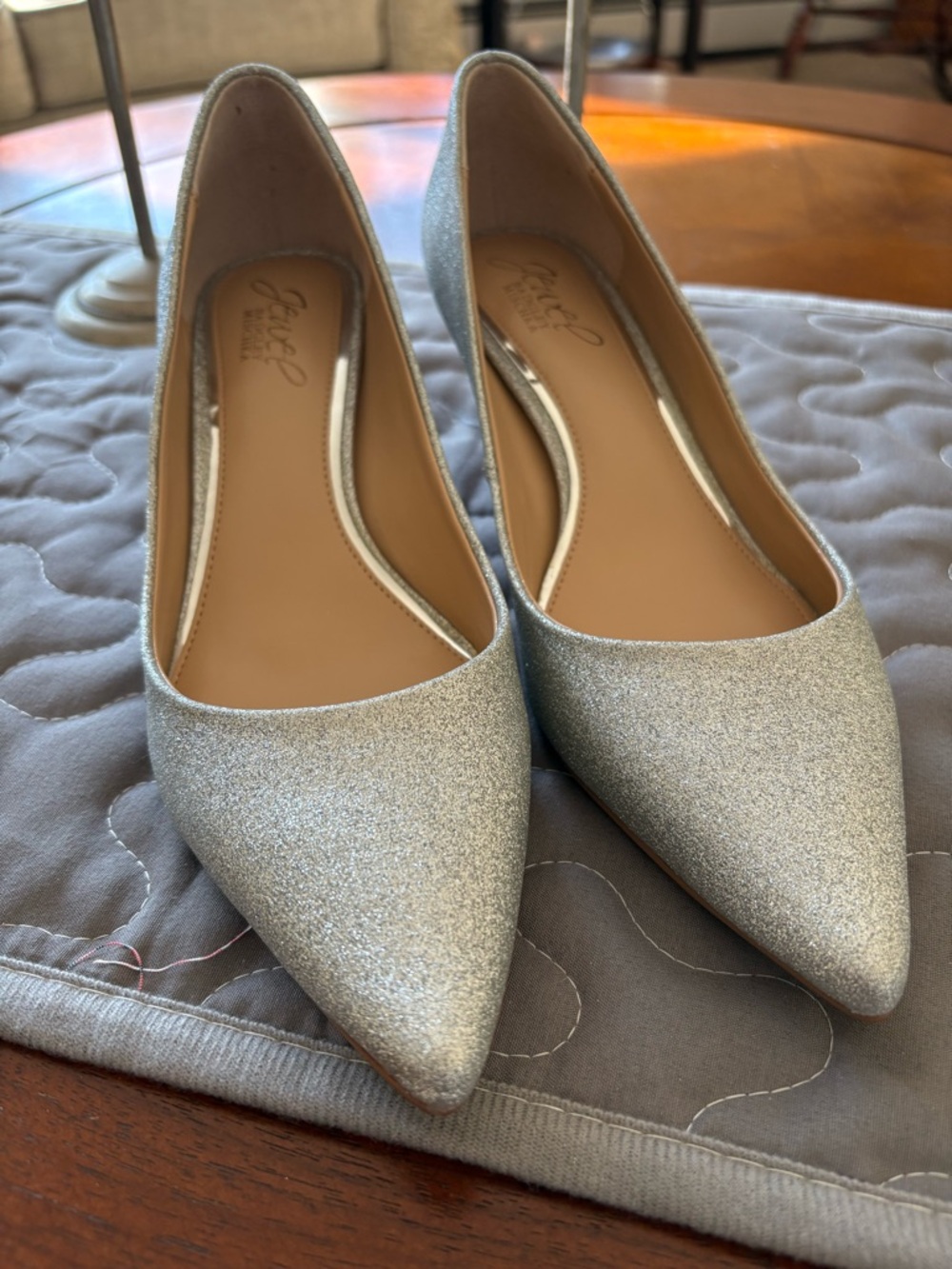 JEWEL by Badgley Mischka ROYALTY Glitter Silver KITTY HEEL Pumps -Sz 6 1/2